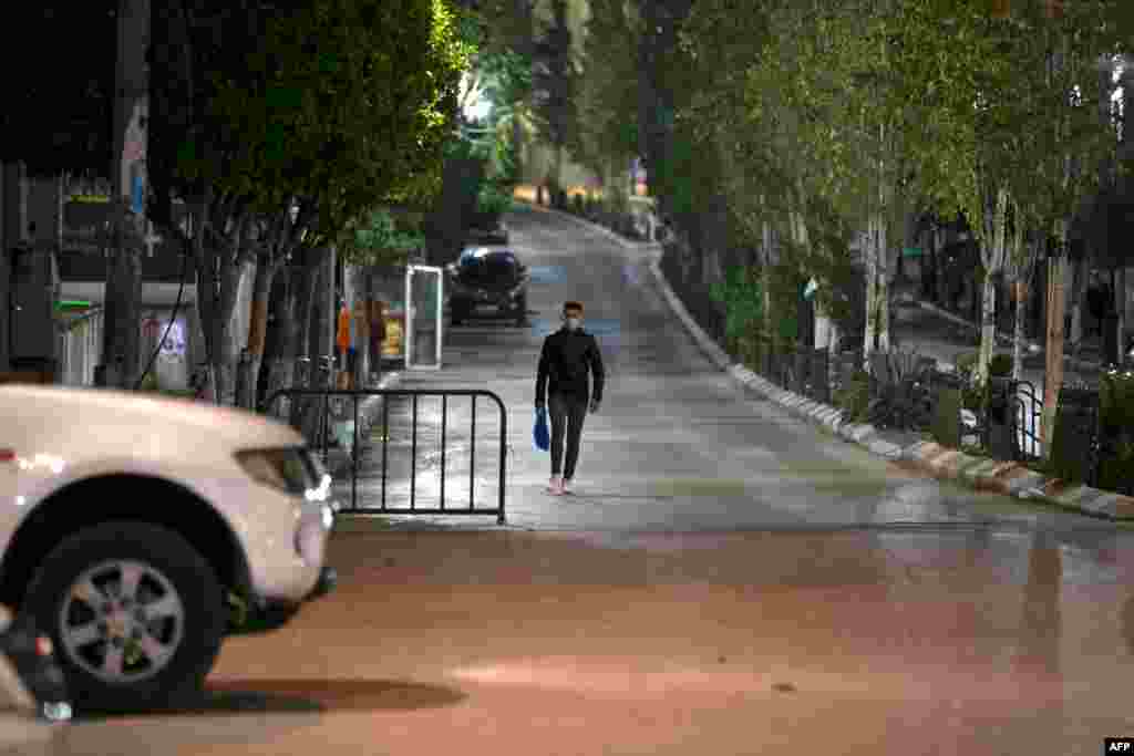 신종 코로나바이러스로 48시간 봉쇄령이 내려진 요단강 서안지구 라말라의 텅 빈 거리를 팔레스타인 남성이 걷고 있다.