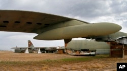Pesawat B52G Stratofortress yang diperbolehkan dalam Perjanjian Kendali Senjata Nuklir (START) AS dan Rusia, tampak di Pangkalan Angkatan Udara Davis-Monthan di Tucson, Arizona, 5 Februari 2018. (Foto: AP)