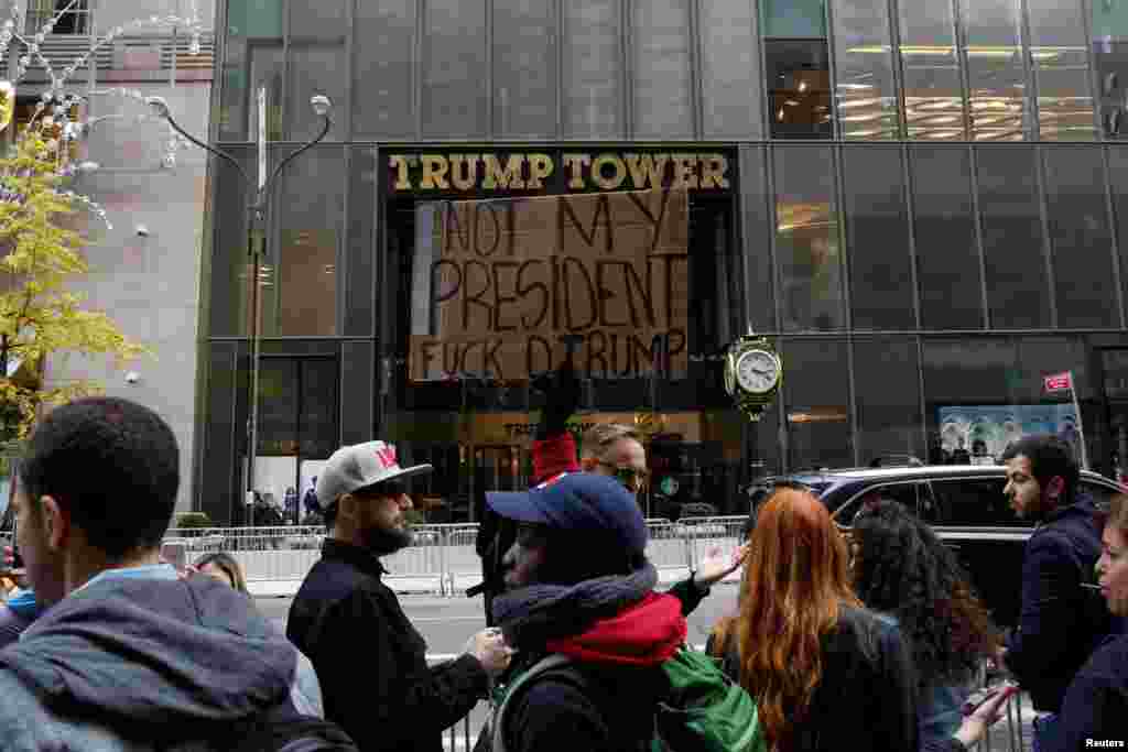 Seorang perempuan melakukan protes di luar Trump Tower menyusul kemenangan Donald Trump dalam pemilihan presiden, di kota New York (10/11). (Reuters/Brendan McDermid) 