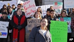 Los jóvenes amparados por la acción diferida reciben un permiso de trabajo y les cancela las órdenes de deportación.