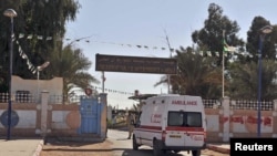 Une ambulance entre dans un hôpital situé près d'un complexe gazier à Ain Amenas, samedi 19 janvier 2013. 