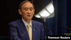 스가 요시히데 일본 총리가 8일 기자회견을 열고, 도쿄 긴급사태 선포에 대해 설명하고 있다.