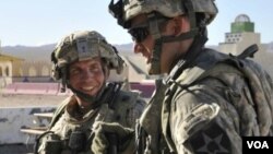 El sargento Robert Bales (izquierda) en una foto de archivo. El soldado es acusado de matar a 16 personas y podría enfrentar la pena de muerte.