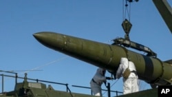 Фото від 2 лютого 2024 року. Російські війська завантажують ракету "Іскандер". Міністерство оборони Росії через АР.