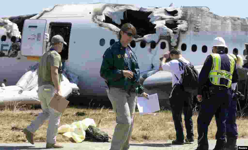 Para penyelidik Badan Keselamatan Transportasi Nasional AS (NTSB) di tempat kecelakaan pesawat Asiana Airlines penerbangan 214 di bandar udara internasional San Francisco (7/7). (NTSB)