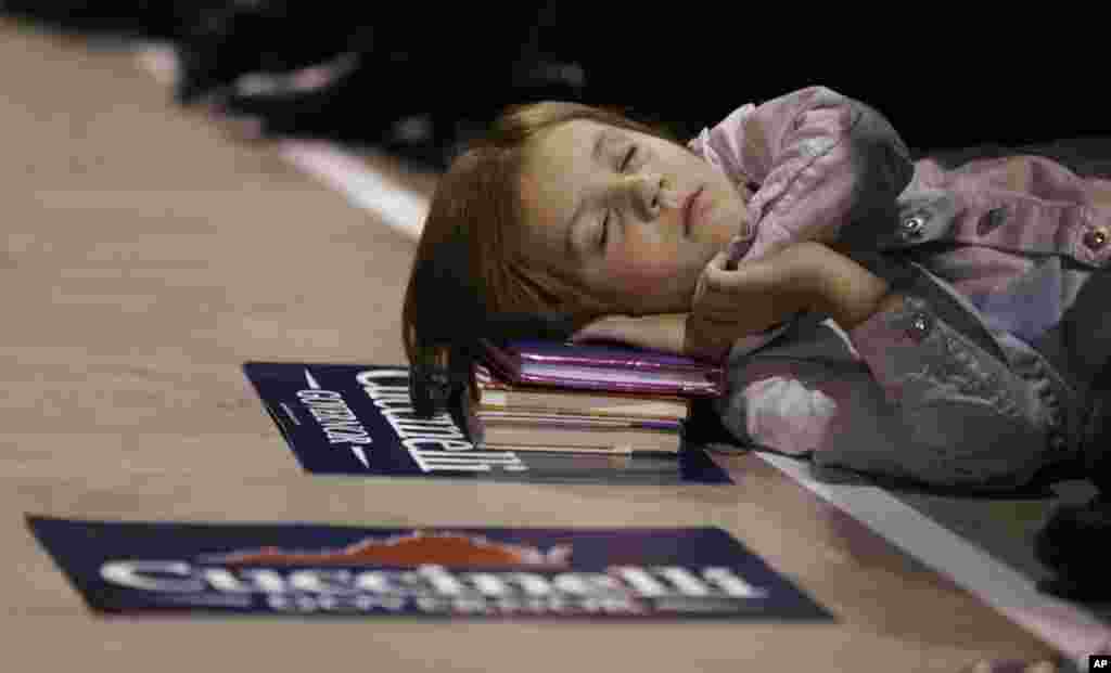 Kathryn Burkholder, 6 tahun, terlelap selama pidato calon gubernur dari Partai Republik, di Richmond, negara bagian Virginia, AS.