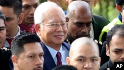 Former Malaysian Prime Minister Najib Razak, center, arrives at a court house in Kuala Lumpur, Malaysia, July 4, 2018.