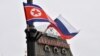 Bendera nasional Rusia dan Korea Utara tampak berkibar di sebuah jalan di Vladivostok, Rusia (foto: ilustrasi). 