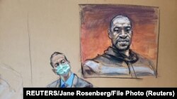 USA, Minneapolis, Afisa wa zamani wa Polis Minneapolis Derek Chauvin akiwa amekaa mbele ya picha ya George Floyd wakati kesi ikiendelea mahakamani.