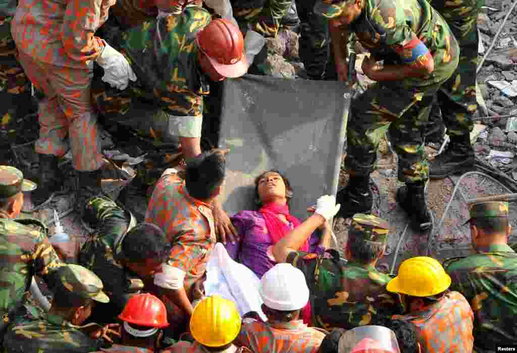 Petugas penyelamat menyelamatkan seorang perempuan, yang diidentifikasi oleh media Bangladesh hanya dengan nama Reshma, dari puing-puing gedung Plaza Rana, 17 hari setelah bangunan itu runtuh di Savar, Bangladesh. Bencana itu telah menewaskan lebih dari 1.000 orang.