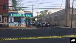 Esta fotografía proporcionada por 3 CBS Philadelphia muestra a la policía inspeccionando el lugar de un tiroteo en Trenton, Nueva Jersey, el sábado 25 de mayo de 2019. 
