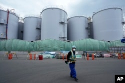 Tangki-tangki penyimpan air radioaktif yang diolah setelah digunakan untuk mendinginkan bahan bakar cair di PLTN Fukushima Daiichi, dijalankan oleh Tokyo Electric Power Company Holdings (TEPCO), di kota Okuma, timur laut Jepang, pada 3 Maret 2022. (Foto : AP)