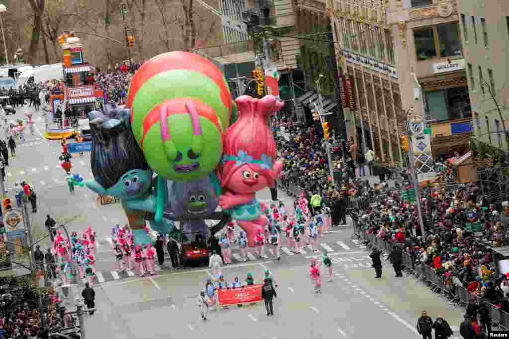 El globo Trolls se transporta durante el 93º Desfile del Día de Acción de Gracias de Macy's en Manhattan.