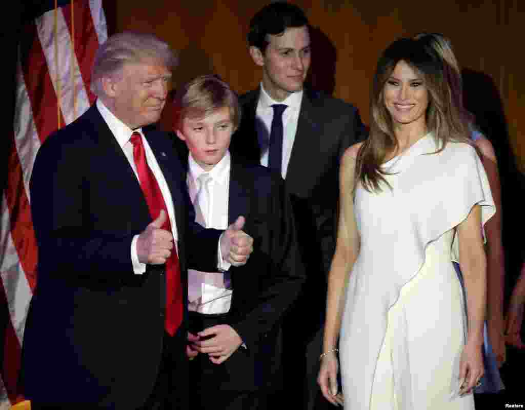Presiden-terpilih Donald Trump bersama istrinya Melania dan keluarganya, menyalami para pendukungnya pada penghitungan suara pilpres Selasa (8/11) malam di Manhattan, New York.