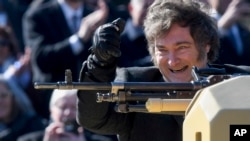 ARCHIVO - El presidente argentino Javier Milei sube a un tanque blindado durante un desfile militar que celebra el Día de la Independencia en Buenos Aires, Argentina, el 9 de julio de 2024. 