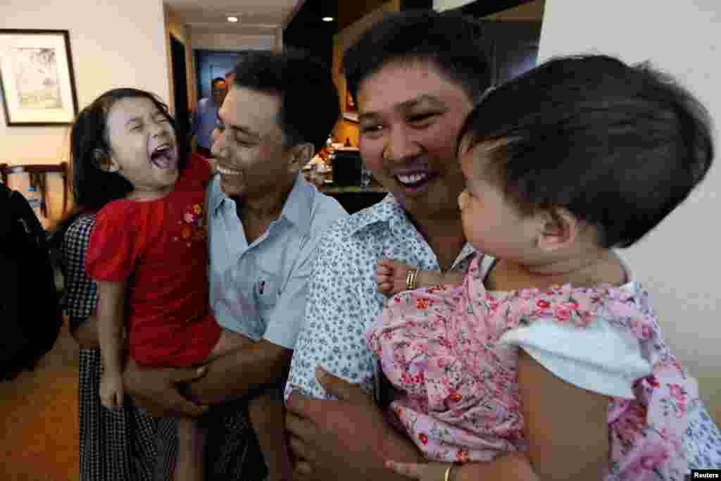 អ្នកសារព័ត៌មាន Reuters លោក Wa Lone និងលោក Kyaw Soe Oo អោបកូនៗបន្ទាប់ពីត្រូវបានដោះលែងនៅក្នុងទីក្រុងរ៉ង់ហ្គូនប្រទេសមីយ៉ាន់ម៉ា បន្ទាប់ពីបានទទួលបានការលើកលែងទោសពីប្រធានាធិបតី។ 