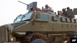 Pasukan Uganda pendukung Presiden Salva Kiir tampak melakukan patroli di kota Bor, negara bagian Jonglei, Sudan, selatan (foto: dok).