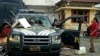 Mobil polisi dirusak pendemo dalam aksi tolak Omnibus Law di Yogyakarta, Kamis 8 Oktober 2020. (Foto: VOA/ Nurhadi)