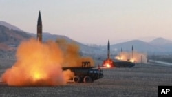 Imagen tomada de un video del canal norcoreano KRT el 7 de marzo de 2017, cuando Corea del Norte lanzó cuatro misiles desde un lugar no determinado.