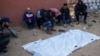 Familiares de un palestino muerto en los ataques nocturnos de Israel lloran junto a su cuerpo, fuera de la morgue del hospital Nasser en el campo de refugiados de Jan Yunis, en el sur de la Franja de Gaza, el sábado 4 de enero de 2025. (AP Foto/Abdel Kareem Hana).