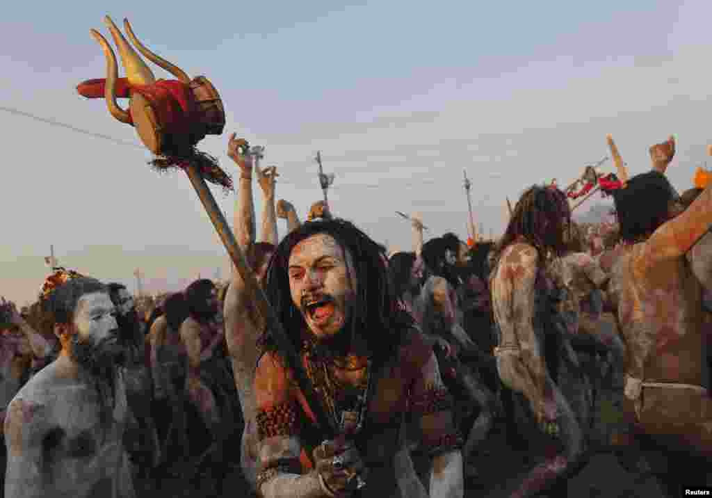 Seorang tetua agama Hindu berteriak memberikan instruksi sembari memegang semacam 'trisula' setelah melakukan upacara mandi bersama dalam upacara keagamaan Kumbh Mela, di Allahabad (10/2).