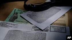 Paket bantuan (stimulus) berupa cek yang dikeluarkan oleh Internal Revenue Service (IRS) untuk membantu warga AS memerangi dampak ekonomi akibat pandemi Covid-19 di San Antonio, Texas, 23 April 2020. (Foto: dok).