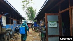 ကချင်ပြည်နယ်IDPကမ့်တွင်း ပိုးသတ်ဆေးဖြန်းနေစဉ်။ သတင်းဓာတ်ပုံ Manmaw Buga Hpung Ramma