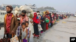 Pengungsi Rohingya menuju ke Pulau Bhasan Char bersiap untuk menaiki kapal angkatan laut dari kota pelabuhan Chattogram, Bangladesh. (Foto: AP)
