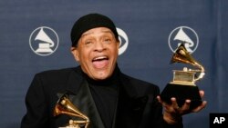  Al Jarreau akipokea tuzo yake Grammy kwa nyimbo ya "God Bless the Child" hapo February 11, 2007.