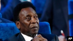 Pele akitizama mchuano wa Kombe la Dunia la mwaka 2018 mjini Moscow.