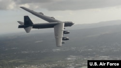 미 공군 B-52H 전략폭격기가 괌 해안 상공을 비행하고 있다.