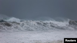 Altas marejadas provocadas por el huracán Beryl se observan desde Kingston, Jamaica, el 3 de julio de 2024.