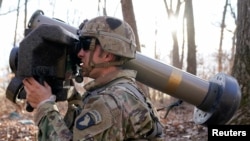 Američki vojnik na obuci za rukovanje Javelinom u vojnoj bazi Fort Campell u Kentuckyju, decembar 2019. (Reuters)
