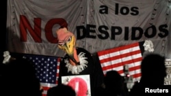 Manifestantes en Buenos Aires se burlan de las negociaciones para considerar el pago a los fondos buitres.