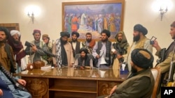 Taliban menguasai istana kepresidenan Afghanistan setelah Presiden Afghanistan Ashraf Ghani melarikan diri dari negara itu, di Kabul, Afghanistan, Minggu, 15 Agustus 2021. (Foto: AP/Zabi Karimi)