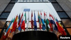 Bendera negara-negara anggota Uni Eropa di luar markas besar kelompok ekonomi tersebut di Brussels, Belgia, 14 Desember 2016. (REUTERS/Yves Herman)