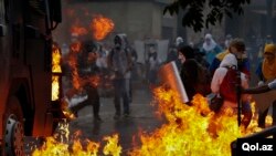 Estudiantes han lanzado cocteles Molotov a un camión que les lanzaba agua durante las manifestaciones del Domingo de la Resurrección.