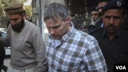 Diplomat AS Raymond Davis ditahan polisi Pakistan atas tuduhan pembunuhan terhadap dua warga Pakistan di Lahore, Kamis (27/1).