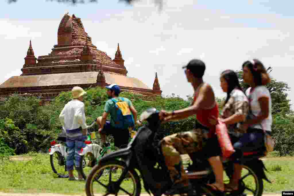 Tourists look at a damaged pagoda after an earthquake in Bagan, Aug. 25, 2016.