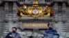 FILE - Polisi Belgia berpatroli di stasiun pusat, di Antwerpen, Belgia, 3 Maret 2017. (REUTERS/Eric Vidal)