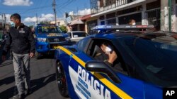 El director de la Policía Nacional, Erwin Mayen, patrulla antes del toque de queda, para ayudar a prevenir la propagación del nuevo coronavirus, en Ciudad de Guatemala.