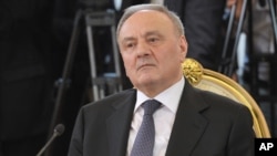 Presiden Moldova, Nicolae Timofti hari Senin 21/12 mencalonkan PM baru, pengusaha Ion Sturza (tidak tampak). (Foto: dok)