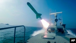 Kapal Garda Revolusi Iran menembakkan rudal saat latihan militer di Selat Hormuz, dalam foto yang dirilis Selasa, 28 Juli 2020. (Sepahnews via AP)