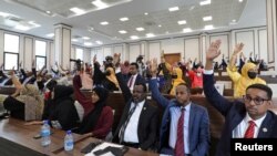 Wabunge wa Somalia wakipiga kura kuongeza muda wa rais Farmajo.