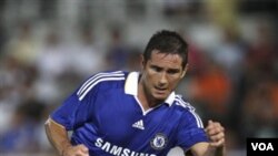 Gelandang Chelsea, Frank Lampard mencetak gol kemenangan bagi The Blues lewat tendangan penalti.