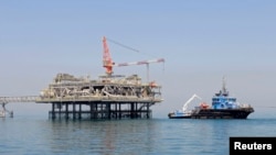 Archivo - Plataforma petrolera en el Golfo del Medio Oriente.