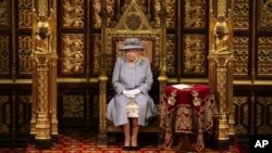 La reine Elizabeth II de Grande-Bretagne prononce un discours à la Chambre des Lords lors de l'ouverture officielle du Parlement au Palais de Westminster à Londres, le 11 mai 2021.