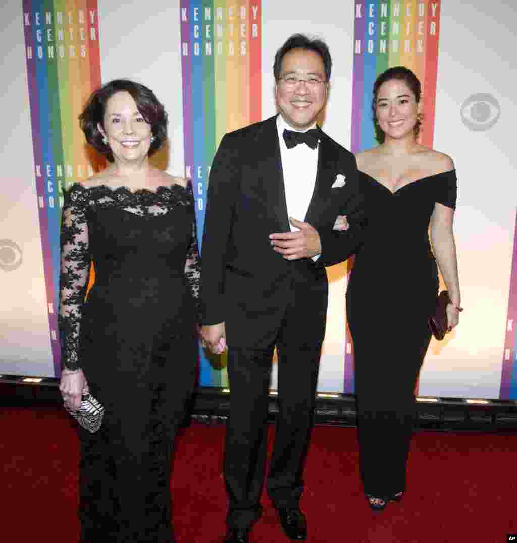 Yo-Yo Ma, y su esposa Jill Horner,junto a su hija Emily Ma, llegan al centro de las artes del Kennedy Center la noche de la premiación. 