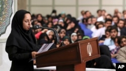 Sahar Mehrabi, membaca pidatonya dalam pertemuan dengan pemimpin tertinggi Iran, Ayatollah Ali Khamenei di Teheran, Iran, 28 Mei 2018. (Foto: Kantor Pemimpin Tertinggi Iran via AP).