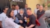 El expresidente peruano Alberto Fujimori, acompañado de sus hijos Keiko y Kenji, sale de prisión tras ser liberado por el restablecimiento de un polémico indulto de 2017 por motivos humanitarios, el 6 de diciembre de 2023.